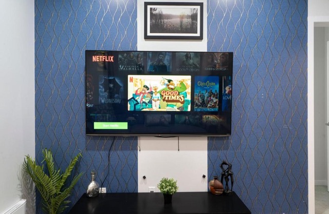 Small Paris Two Bedrooms Basement Suite