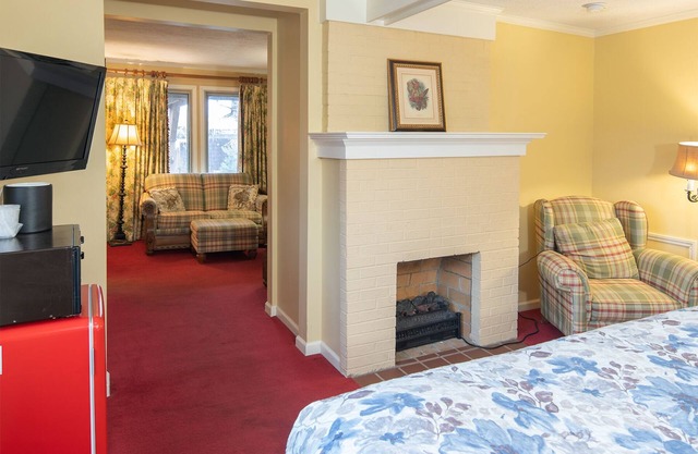 Small Private suite with Electric Fireplace and Pet Friendly