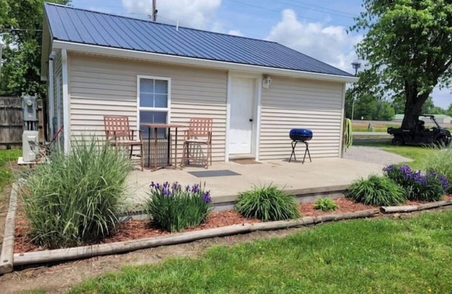 Small simple cozy house close to Interstate & Rend Lake fishing/hunting