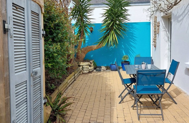 Small Single-storey House and its South-facing Garden