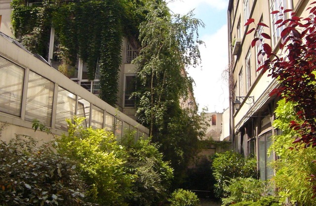 Small studio in private green alley in the heart of Paris