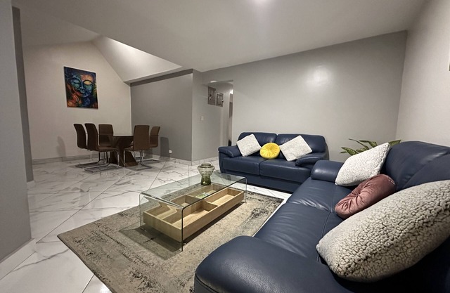SmallLuX House 8min from Airport