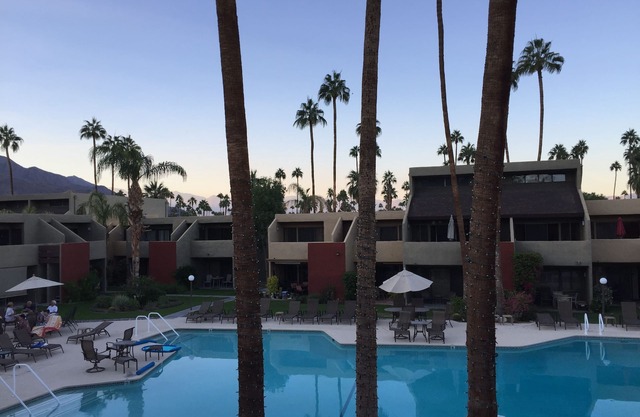 SmokeTree Raquet Club: Fantastic Views!