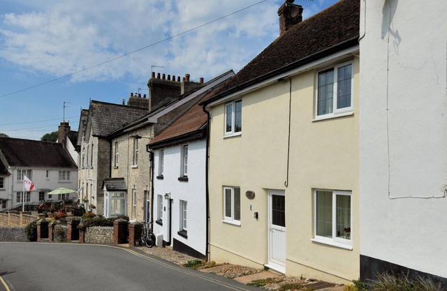 SMUGGLERS COTTAGE, pet friendly, character holiday cottage in Beer