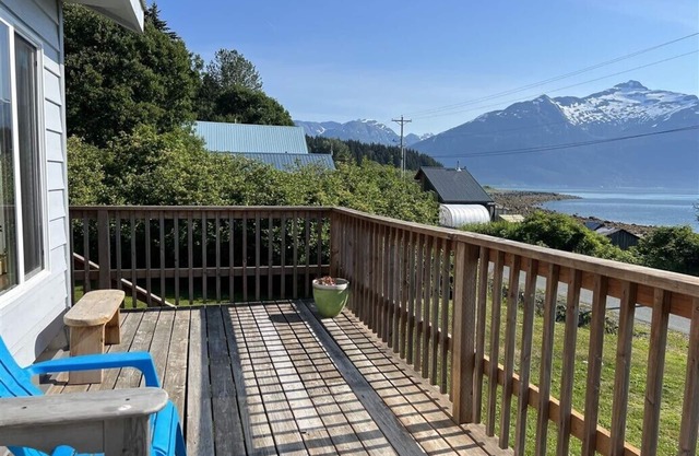 Snappers Inn cottage with water views, free bikes, washer/dryer, walk to town
