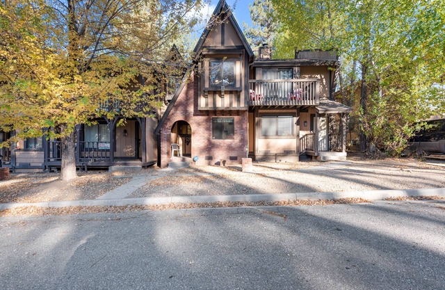 Snow Summit Getaway - 2-bedroom in Big Bear Lake, Walk to Slopes, Cable TV, Deck, BBQ, Views