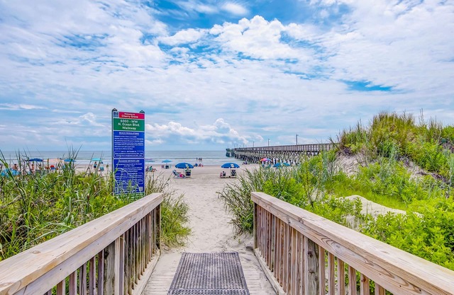 Snowbird-friendly condo with balcony, ocean view, beach access & pool