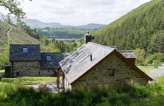 Snowdonia Cottage with Stunning views of Bala lake and mountains