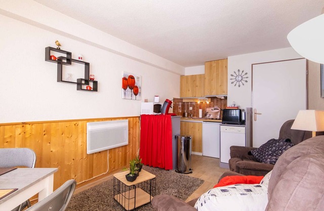 Snowfront Apartment for 4 with Balcony, Valley View, and Parking in Pla d'Adet
