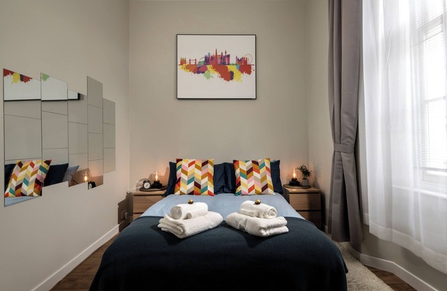 Snug City Studio Comfortable and in pristine condition