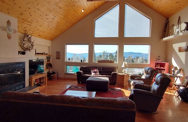 Solitude, 20 mile views, Wildlife, Hot tub, Skiing, Perfect for families!