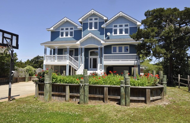 Solitude: Lavish, amenity filled! Relax in the pool, hot tub, theater