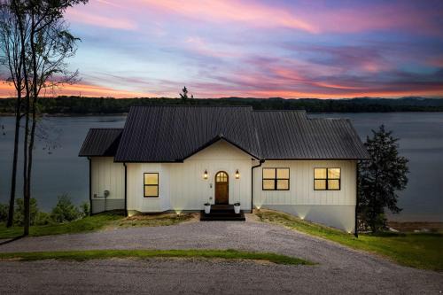 Someday Cottage Luxury Lakefront Views for 6 withPool & Billiards