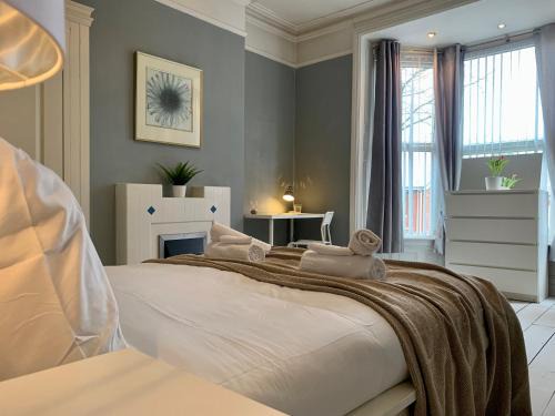 Somerford Place - 6 Beds - Sleeps 12 - Parks 2-3 cars/vans