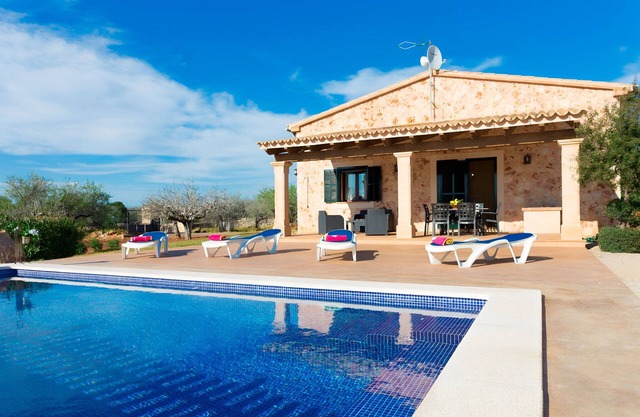 Son Rossignol 155 cosy rustic finca with private pool, terrace, barbecue and WiFi