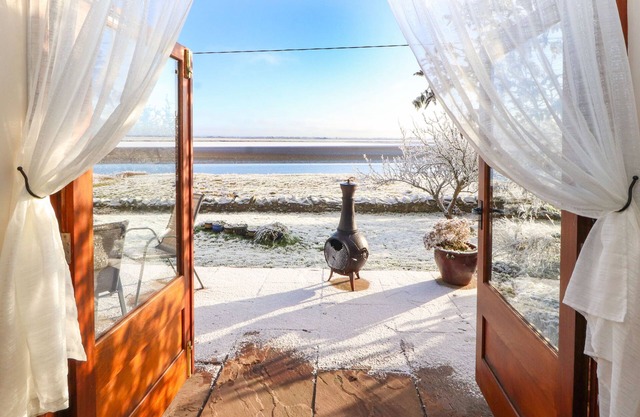 SONYA'S COTTAGE, family friendly, with hot tub in Anthorn