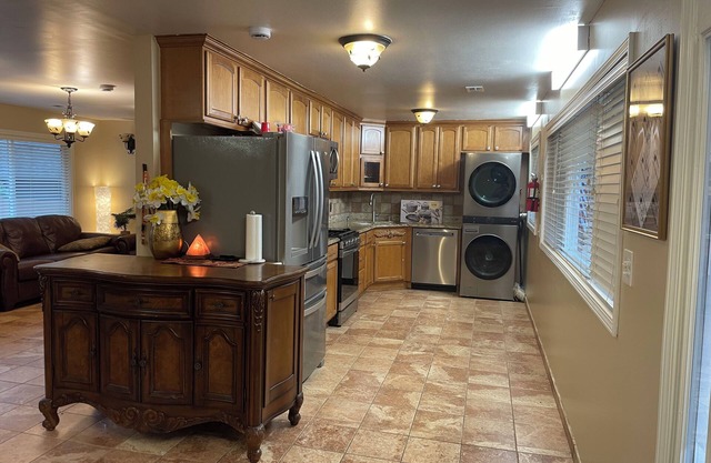 Soothing 4 bedroom plus home office house with Wi-Fi in Mountlake Terracen