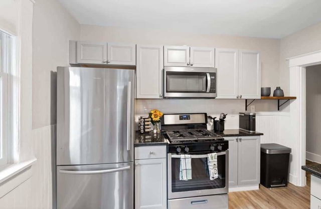 Sophisticated 2 Bedroom w/Queen Beds, "Location!"
