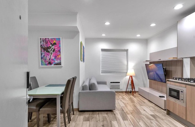 South Beach Beachfront Apartment, Chairs & Umbrella Access