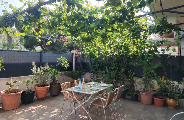 South-facing cottage, air-conditioned, 1' from the sea
