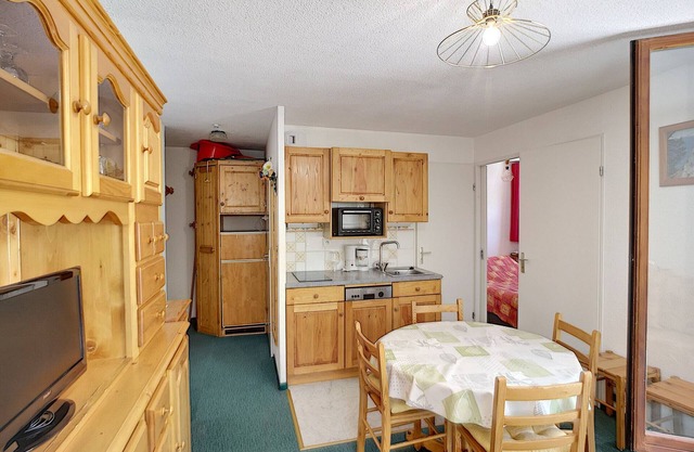 South-Facing 2-Bedroom Apt in Les Menuires, Ski-In/Ski-Out, Sleeps 5