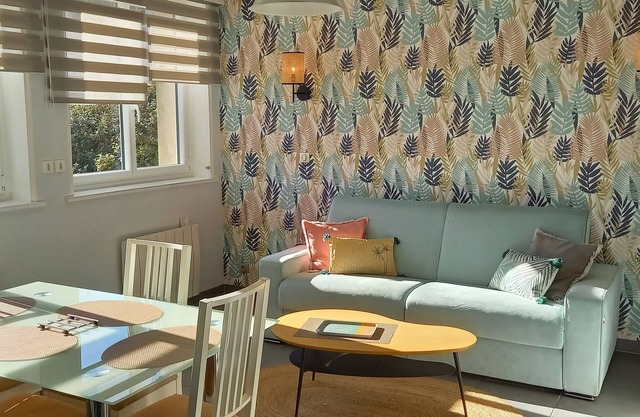 South facing cottage, cocooning 40 m from the sea