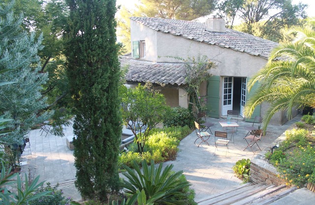 South-facing villa on the seaside, in the private domain of the Cap Bénat