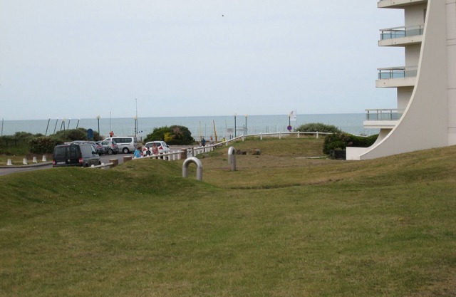 South-facing studio-cabin 29M2 on lawn, 100 m from beach, 2 private tennis courts