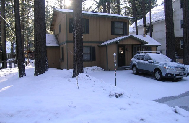 South Lake Tahoe Cabin - Rae's Family Retreat - One block to El Dorado Beach
