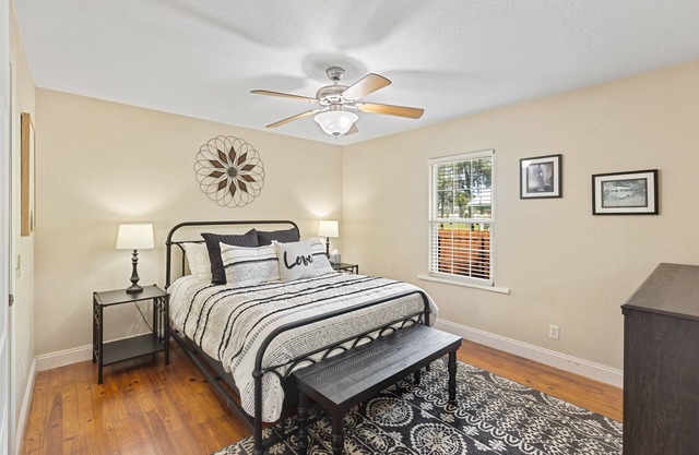 Southern Comfort 2-BR Cottage-Downtown Inverness