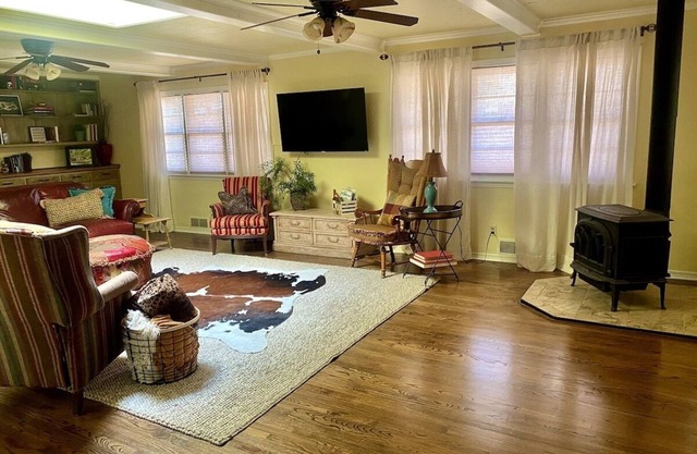 Southern Comfort: Cozy Retreat- 4 beds