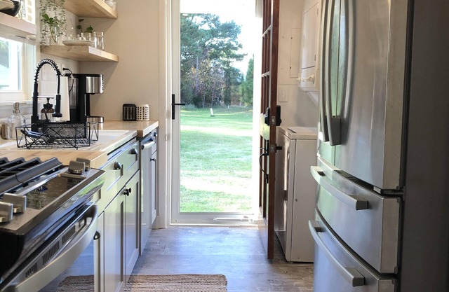 SOUTHSIDE COTTAGE ~No Cleaning Fee~