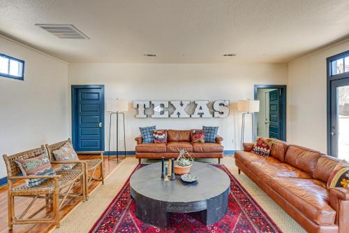 Southwest Escape in Fort Davis Walk to Dining!