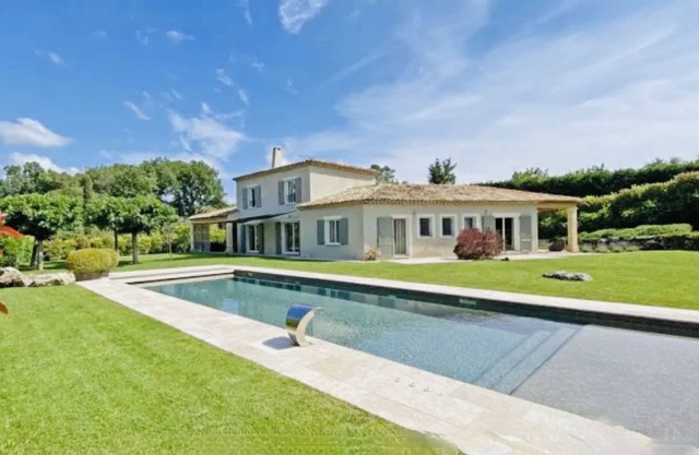 Spacieuse et luxueuse villa avec piscine