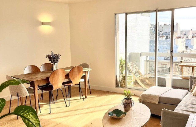 Spacieux Appartement, 2 Chambres Avec Balcon, 9ème Étage. Paris 11ème