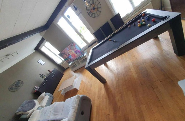 Spacieux - LITERIE HAUT DE GAMME - Billard - Fléchette -TV 65" - Netflix - Amazon Prime- LIT KING SIZE - 4 chambres - Jeux enfants - Terrasse - Barbecue - Géré par Presta-Zen'Services- Chez Aline