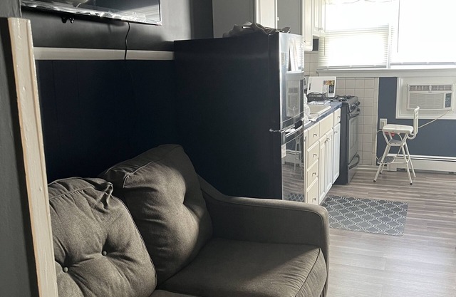 Spacious 1 bedroom 1 block from bay 2 block from beach