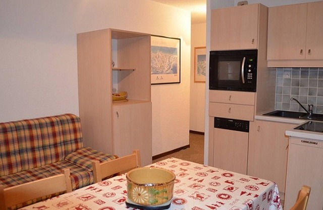 Spacious 1-Bedroom Apartment for 4, Ski-in/Ski-out in Les Menuires, Stunning Mountain View