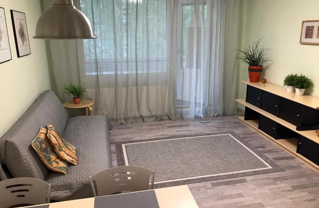 Spacious 1bdrm apartment near metro. Free parking