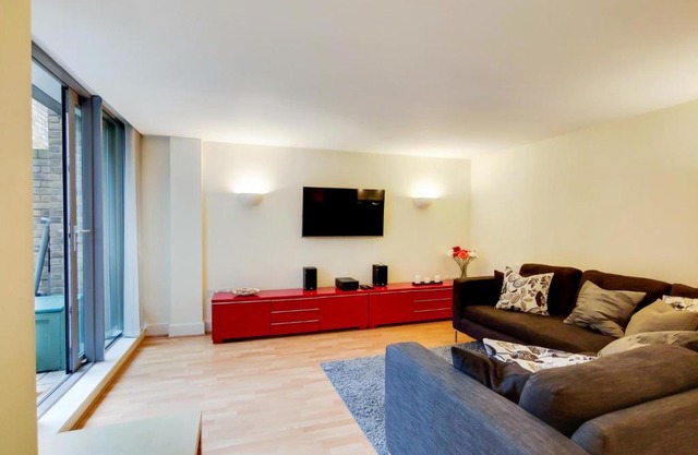 Spacious 2 bed 2 bath Kings Cross Apartment