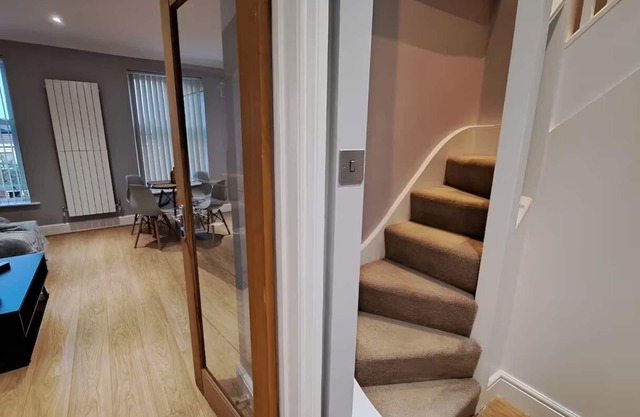 Spacious 2 Bed Apt with Balcony in Vibrant Hackney