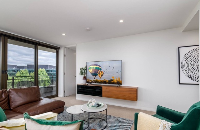 Spacious 2-Bed, Stunning Views in Central Canberra