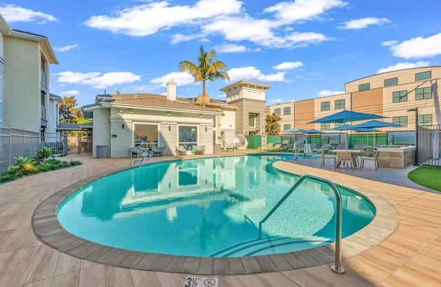 Spacious 2-bedroom apartment with pool, gym and free parking in adorable MdR!
