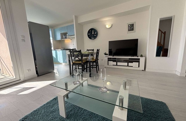 Spacious 2-bedroom apartment with parking in Rochefort
