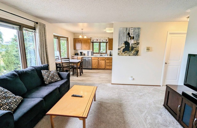 Spacious 2-bedroom Apartment in the Heart of Anchorage w/King bed!