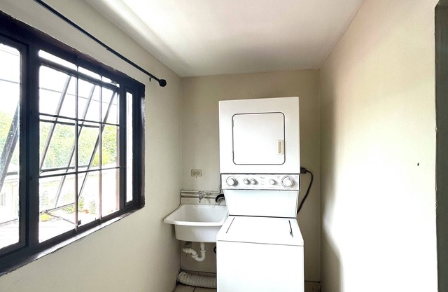 Spacious 2-bedroom apartment with WiFi, AC in marvelous Trincity