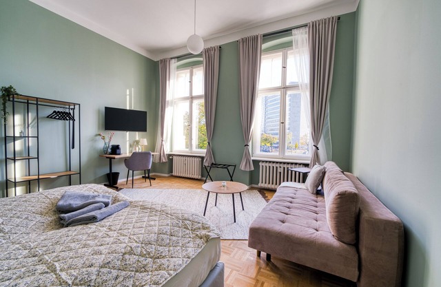Spacious 2-Bedroom Apartment in West Berlin, Sleeps 6, Family & Group Friendly