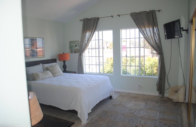 SPACIOUS 2 BEDROOM BEACH HOUSE, WALK TO EVERYTHING!