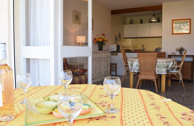 Spacious 2-Room Apartment with Pool, Tennis & Parking - Sleeps 4