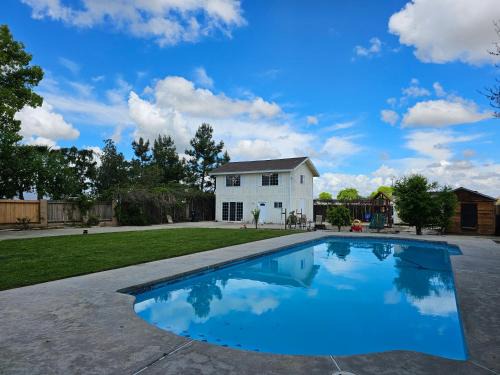 Spacious 2 story 1 bedroom home with pool